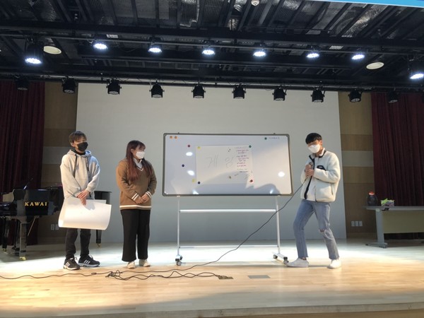 새날학교 학생이 모두의 앞에서 진로를 그린 그림을 발표하고 있다. 사진 / 이희진 기자