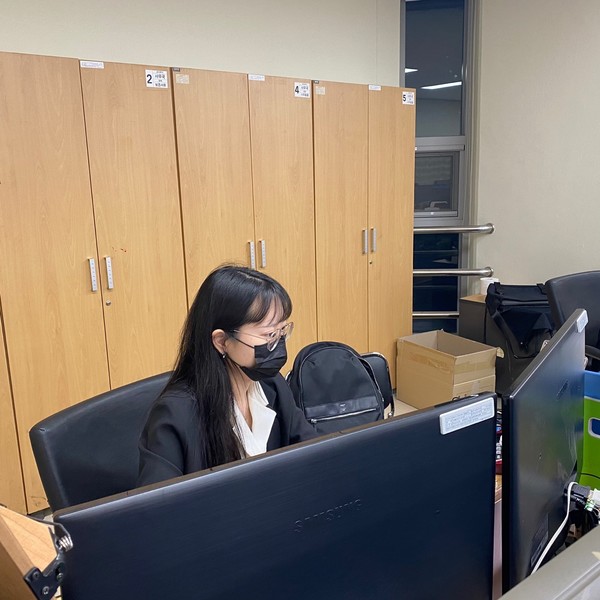 임솔(물리교육·19) 총학생회장이 줌으로 전학대회를 진행하고 있다. 사진 / 이도빈 기자