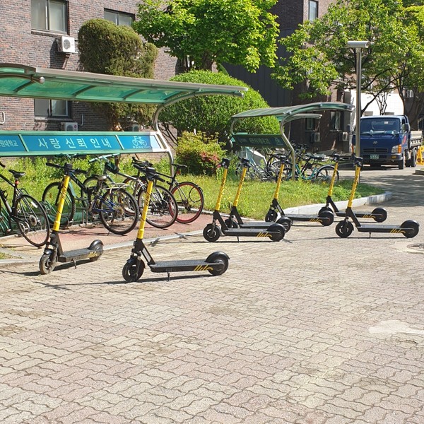 공유킥보드가 율곡관 앞에 배치되어 있다. (사진/이재혁 기자)