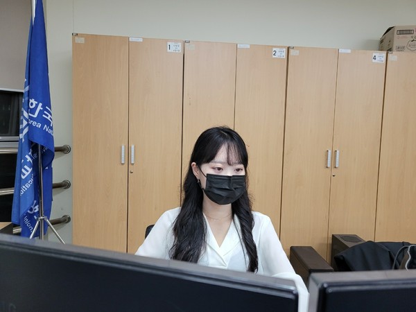 임솔(물리교육·19) 총학생회장이 줌으로 전학대회를 진행하고 있다.                 사진제공 / 민경서 학우