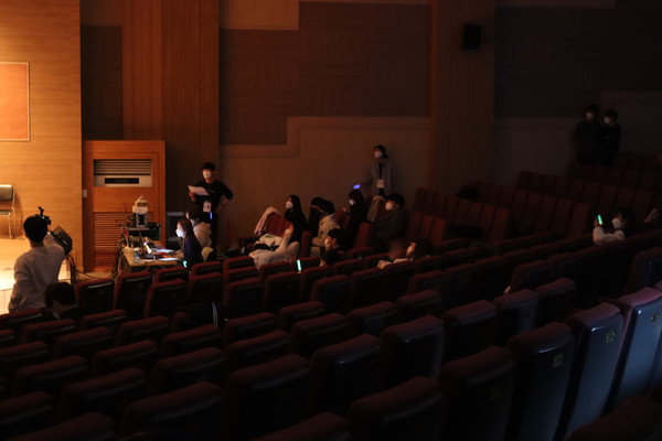 사도교육원 가요제 당시 자치회 임원들의 모습, 사진 / 이재혁 기자