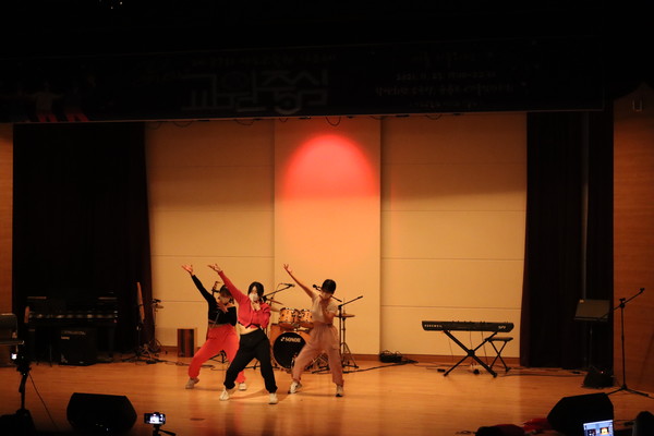 대상을 수상한 '블랙아웃 암모나이트모임'의 공연 모습                                                    사진 / 이재혁 기자