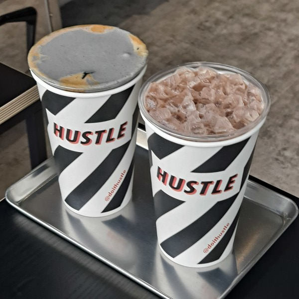 기자들이 마신 비건 옵션 음료. 비건 카페라떼와 초콜릿 라떼(귀리유 변경)