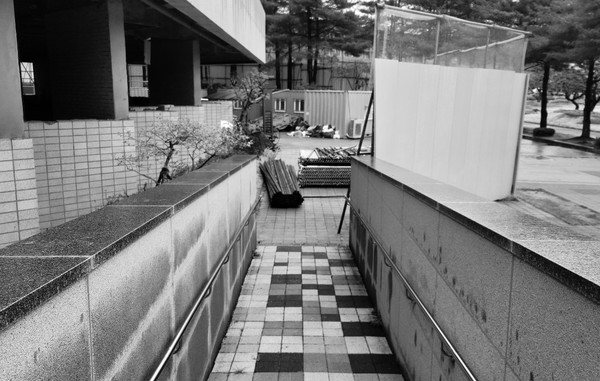 경사로가 공사 가벽에 출입이 막혔다. 비장인에게 아무렇지 않은 변화가 장애인의 출입 가능성을 제한다. 사진 / 구본규 기자