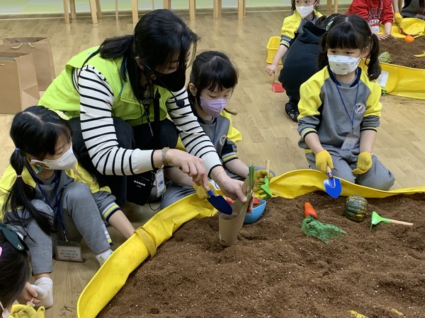 유아환경교육관의 환경학습 프로그램에 참여중인 어린이들 (사진제공_유아환경교육관)