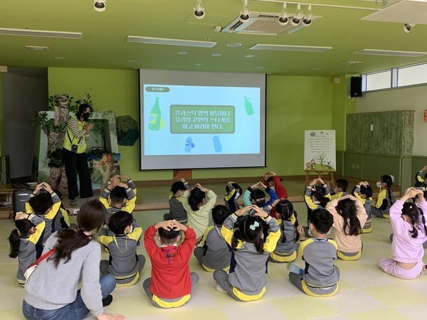 수업에 참여하는 아이들의 모습 (사진제공_유아환경교육관)
