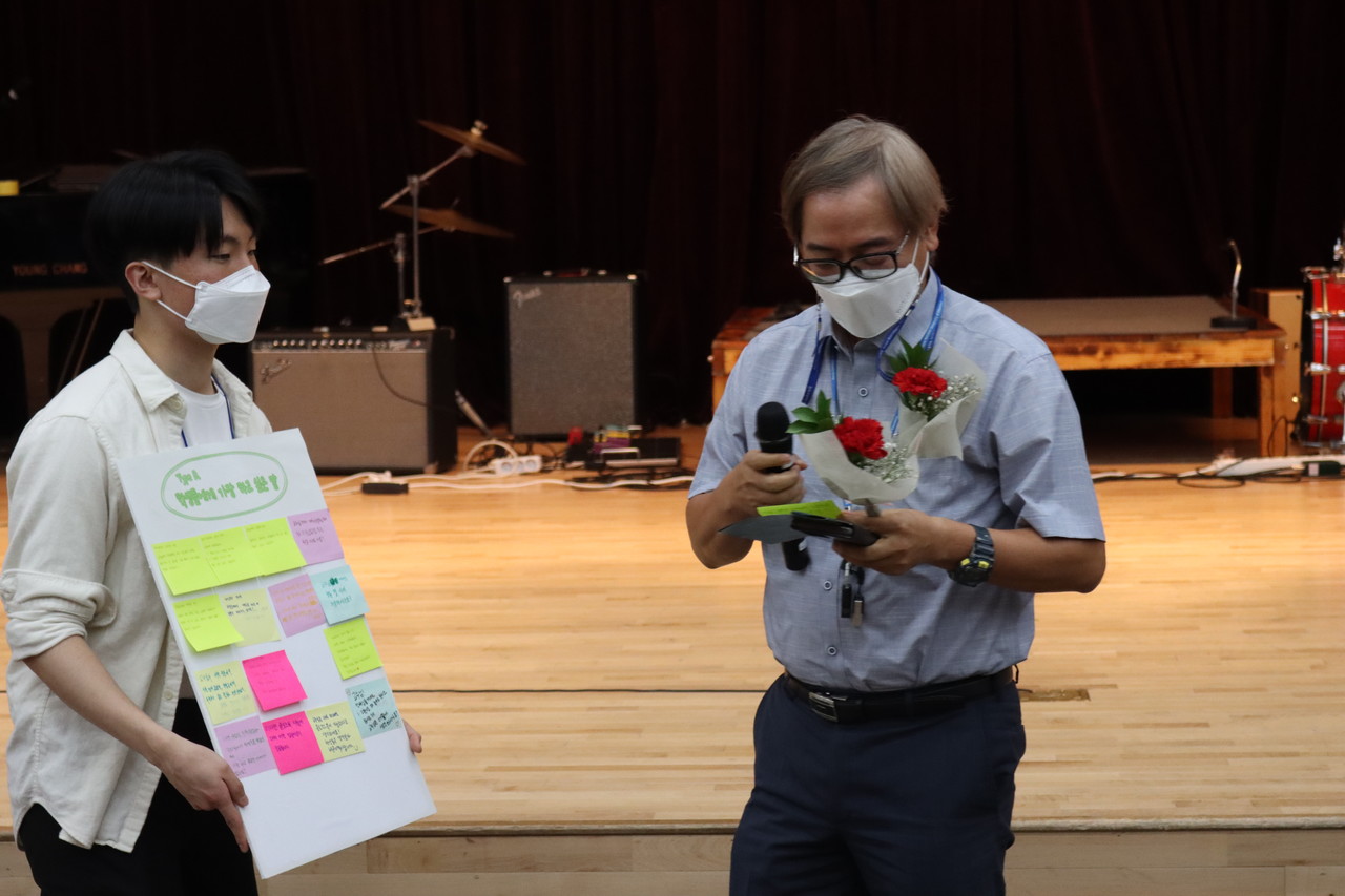 교수님! 질문있습니다! 코너에서 질문에 대한 답변을 공유하고 있다, (사진제공 / 김솔이 기자)