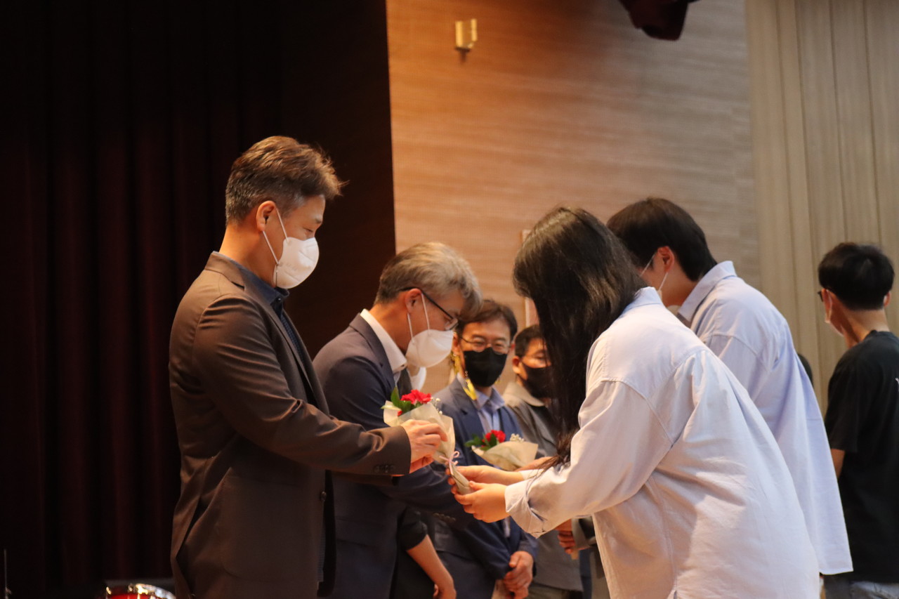 카네이션 헌화를 진행중이다. (사진제공 / 김솔이 기자)