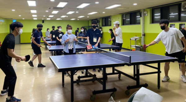복지관 탁구장에서 탁구대회가 개최되었다.  (사진 / 사도교육원 자치회 제공)