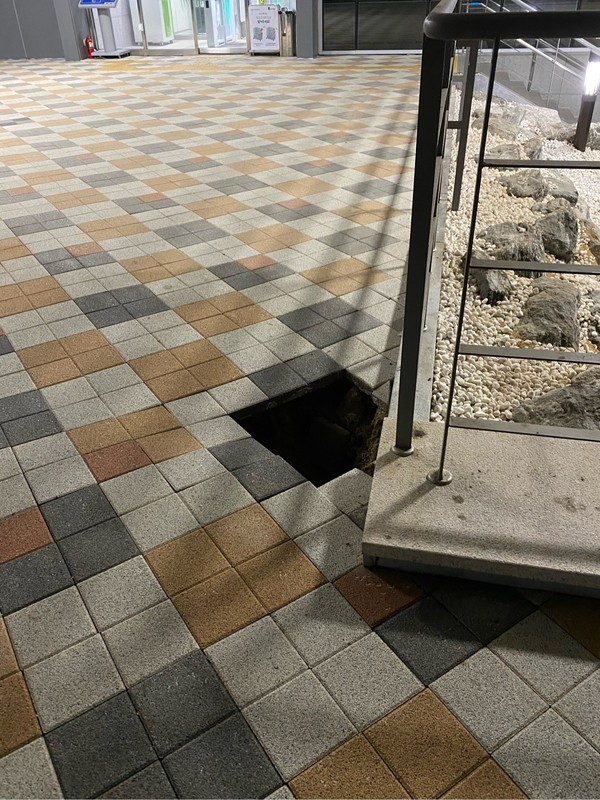                                     도서관 인근 투수 블록 침하 (사진 / 에브리타임 제보자 제공)