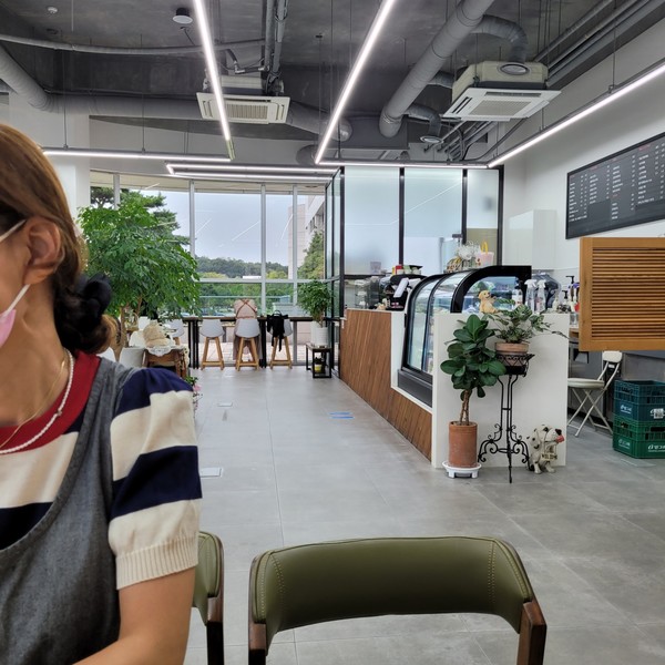 '카페 공감3'과 사장님(사진/김인경 기자)