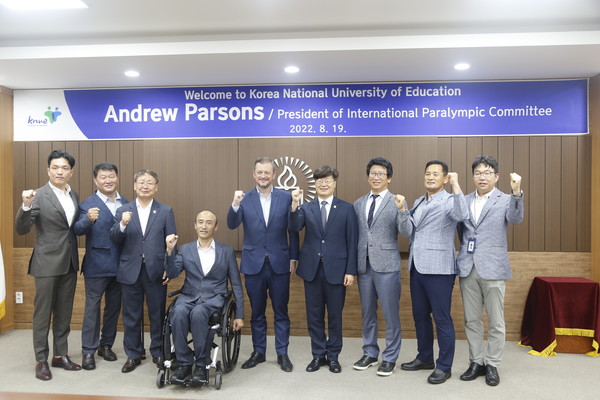 앤드류 파슨스(Andrew Parsons) 국제패럴림픽위원회(IPC) 위원장이 체육 중고등 특수학교 설립을 앞두고 우리학교를 찾았다 (사진 / 추진단 제공)
