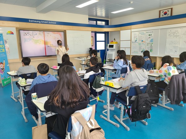 전자칠판을 교실 수업에서 사용하고 있다. (사진 / 박지선 교사 제공)