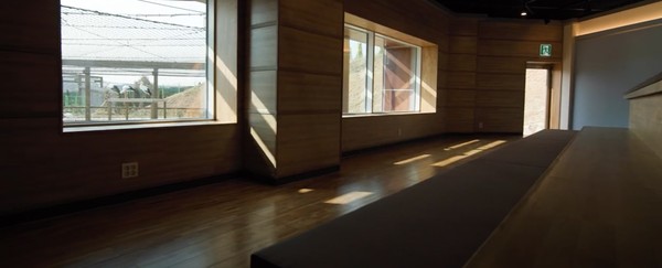 (교육연구동 1층 황새관람시설 / 황새생태연구원 제공)