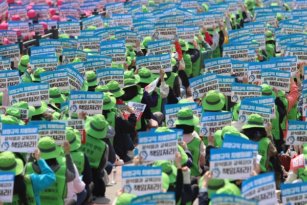 충청북도교육청 앞에서 열린 학교 비정규직 총파업대회 모습 (사진 / 김승수 기자)