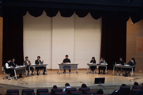 지난 24일 열린 소비조합 공청회 모습. 왼쪽부터 ▲정성욱 학부 총학생회 중앙집행위원장 ▲장보영 총무과 인사팀장 ▲안형수 학생지원과장 ▲박종률 소비조합 이사장 ▲강경태 학부 총학생회장 ▲양혜선 소비조합 주무관(해산 반대) ▲김길모 공공연대노동조합 한국교원대 지회장 ▲조인환 소비조합 주무관(해산 찬성) ▲송영재 대학원 총학생회장 (사진 / 이재혁 기자)