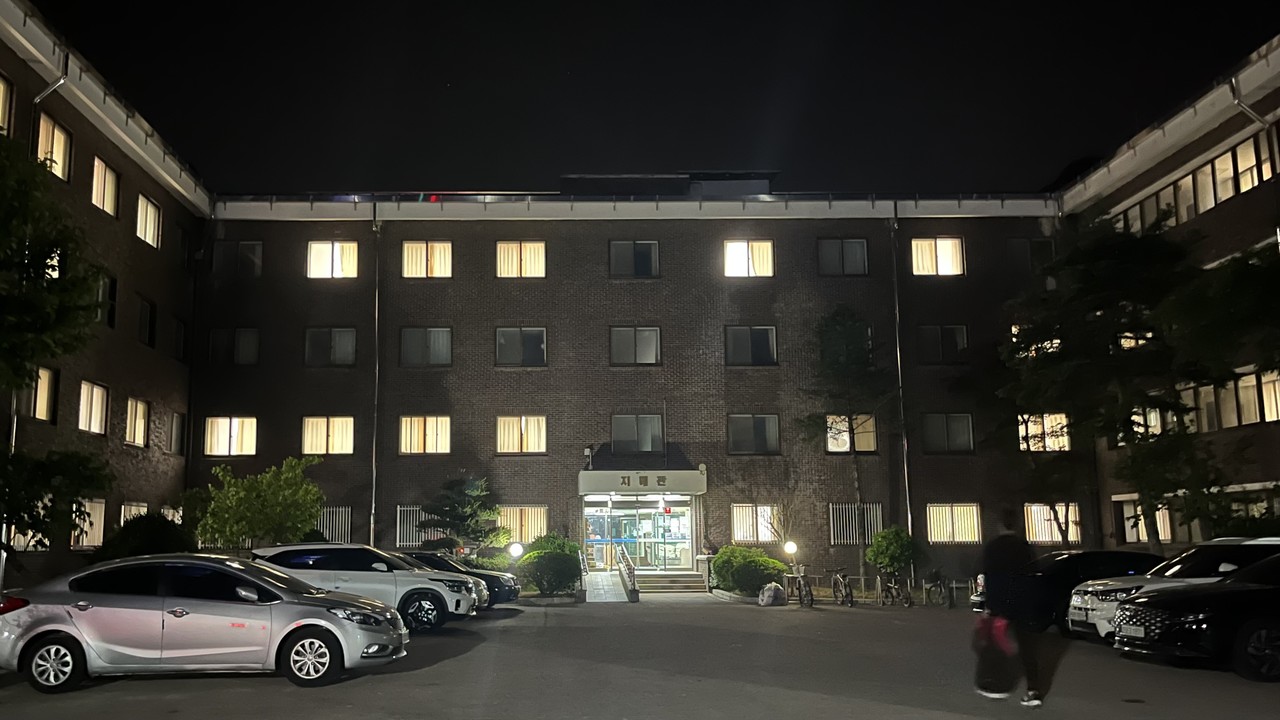 지혜관 밤의 모습. 6월 철거 예정인 지혜관에는 아직 많은 입사생들이 거주하고 있다. (사진제공 / 김솔이 기자)