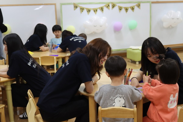 어린이들이 체험 프로그램에 참여하고 있는 모습 (사진 / 김승수 기자)