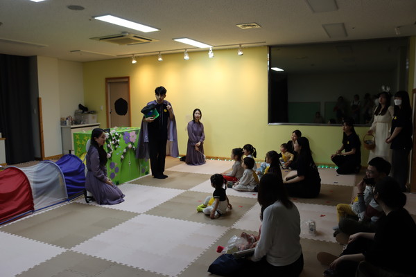 어린이들이 체험 프로그램에 앞서 설명을 듣고 있는 모습 (사진 / 김승수 기자)