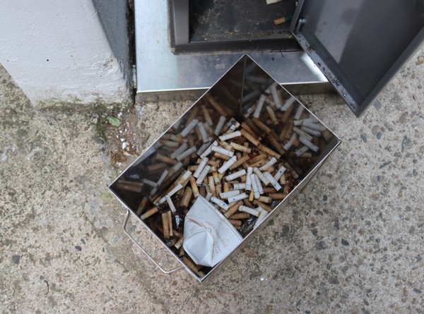 (이동식 재떨이 내부 / 한고은 기자 제공)