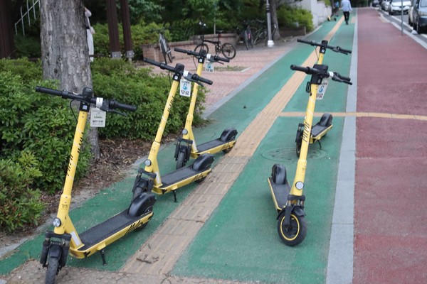 종합교육관 근처 점자블록 위에 공유형 이동장치가 주차되어 있다. (사진 / 백세민 기자)