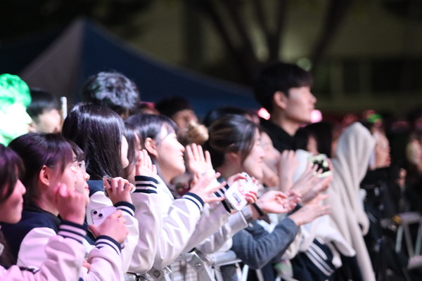 공연을 즐기고 있는 학우들(사진/한고은 기자)