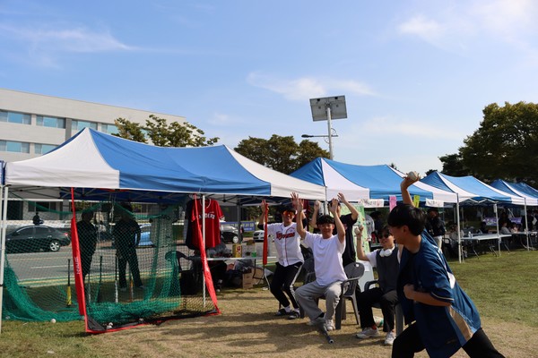 (야구동아리 다이아몬드의 부스 체험 중~ / 한고은 기자)