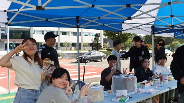 (보이시엔의 사라다 줄게♥ “사라, 다 줄게” 부스 사람들 / 한고은 기자)