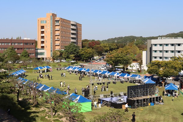 (인문과학관 앞 잔디밭을 가득 채운 부스들 / 한고은 기자)