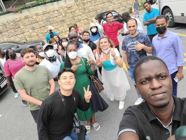 KOICA KNUE 학생들과 박진훈 코디네이터                                                          사진 /박진훈 코디네이터 제공