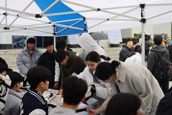 자치단체 및 자치기구 부스를 체험하는 새내기(사진 / 한소연 기자)