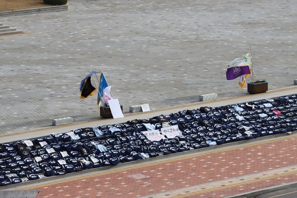우리학교 교원문화관 앞에서 학우들의 '학잠 시위'가 진행되고 있다 / 한고은 기자