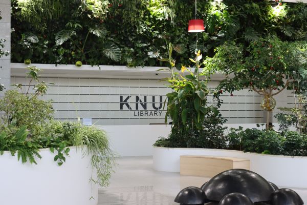 도서관 1층 로비 실내정원(사진 / 노우찬 기자)