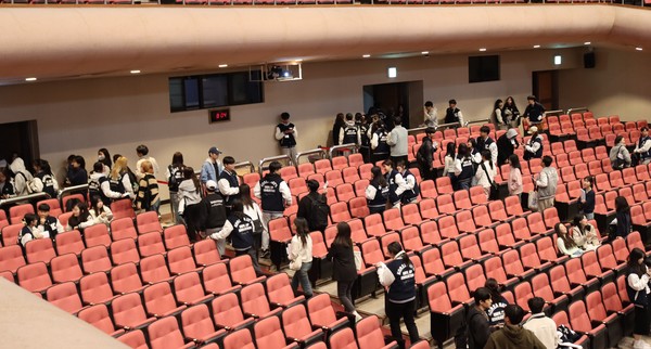 학생총회가 무산되어 퇴장하는 학생들(사진 / 한소연 기자)