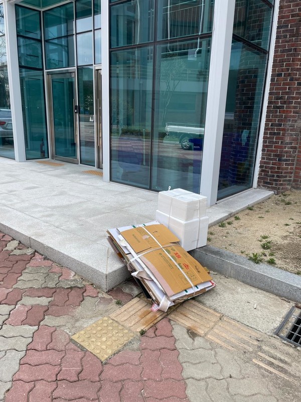 점자블록 위 쓰레기 방치 사례(사진 / 장애학생지원센터 제공)