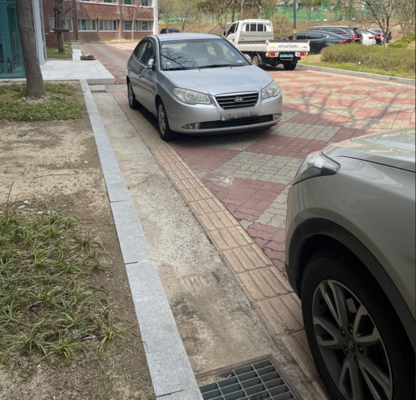 점자블록 주변 주차 사례(사진 / 장애학생지원센터 제공)