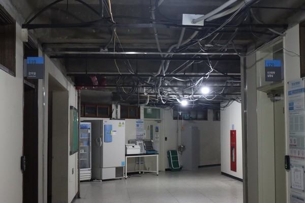 천장 내부가 노출된 자연과학관 내부 모습(사진 / 한소연 기자)