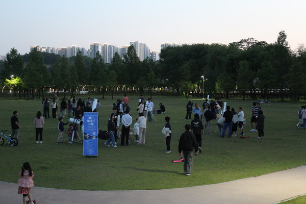 망원경으로 천체를 관측하는 모습 (사진 / 지구과학교육과 제공)