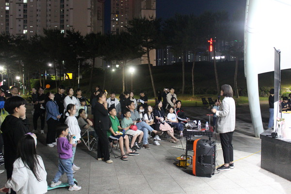 특강이 진행되고 있는 모습 (사진 / 지구과학교육과 제공)