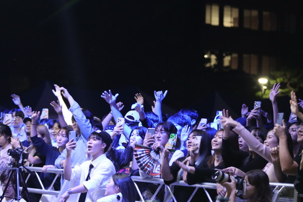 가수 무대 구경하는 관객들 (사진 / 정경진 기자)