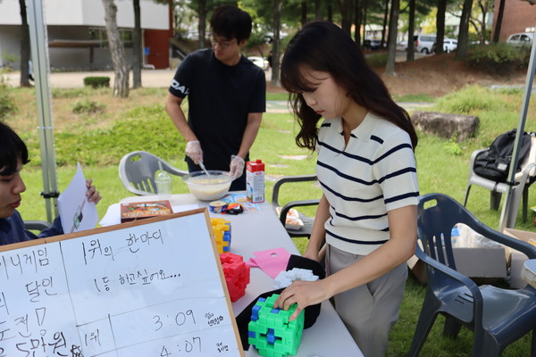 꼬치게임 체험 (사진 / 정경진 기자)