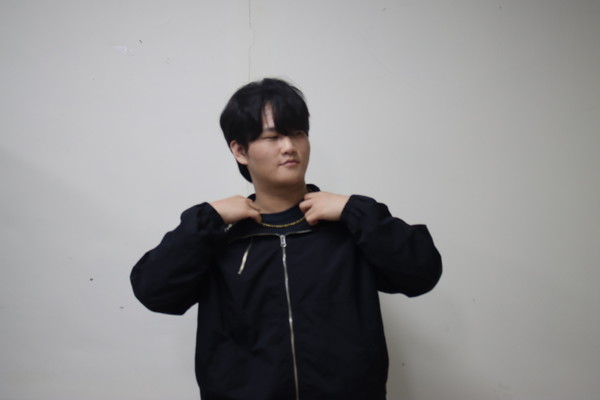 목걸이를 든 구동민 학우 (사진/송하경 기자)