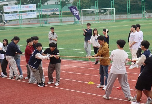 제2대학 사제한마당 체육대회에서 줄다리기 중인 학우들 (사진 / 한소연 기자)