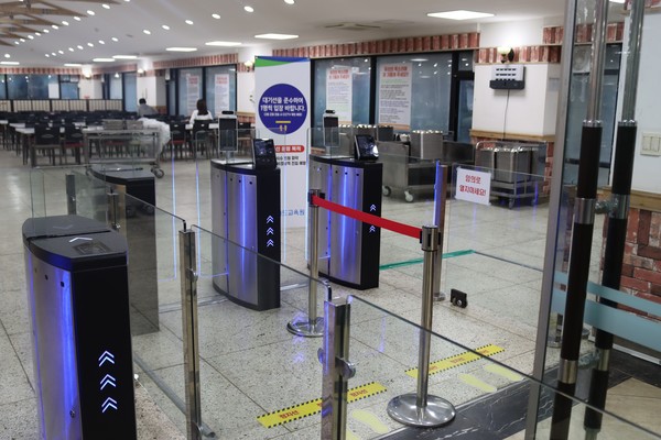 식당 진입 게이트 대기선 (사진 / 이준수 기자)