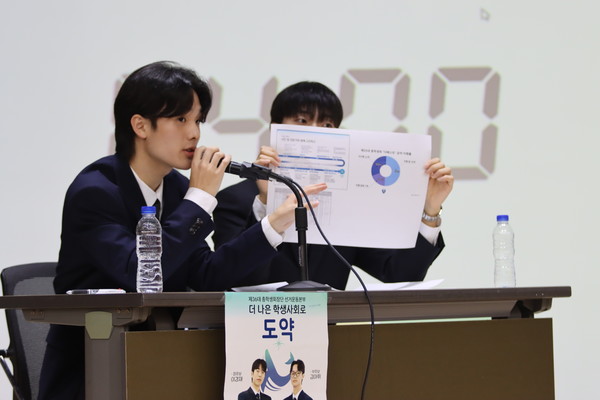 공약에 대해 설명 중인 '도약' 선본 (사진 / 김승훈 기자)