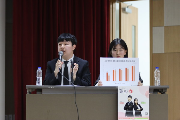 공약에 대해 설명 중인 '개화' 선본 (사진 / 김승훈 기자)