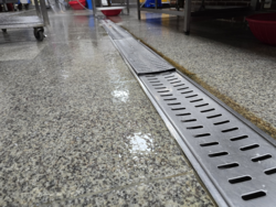 주방 바닥 트렌치 휘어짐 (사진 / 사도교육원 행정실 제공)