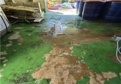 잔반처리실 바닥 방수 페인트 벗겨짐 (사진 / 사도교육원 행정실 제공)