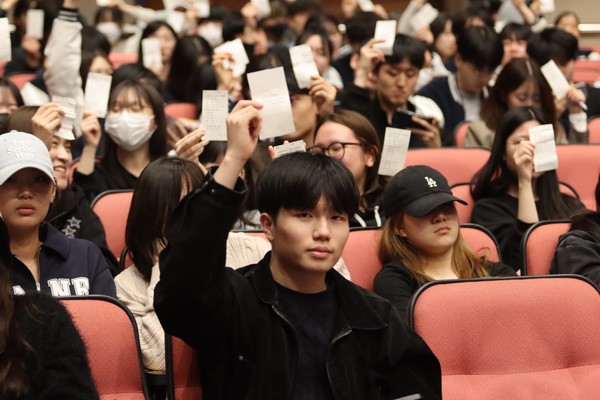 비표를 들어 투표하는 학우들 (사진 / 한국교원대신문)