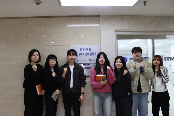 충청북도청년지원센터 직원 단체사진 (사진 / 백세민 기자)